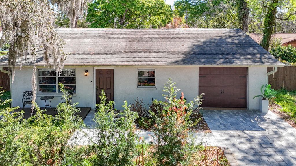 Photo of 5335 Lemon Avenue, Seffner, FL 33584 (MLS # B26009024)