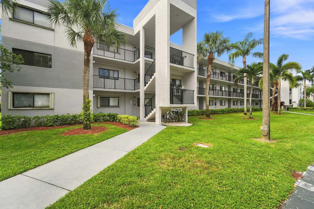 Photo of 15355 LAKES OF DELRAY Boulevard #314, Delray Beach, FL 33484 (MLS # B26062581)