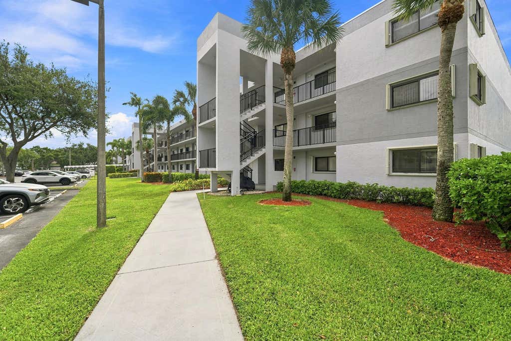 Photo of 15355 LAKES OF DELRAY Boulevard #314, Delray Beach, FL 33484 (MLS # B26062581)