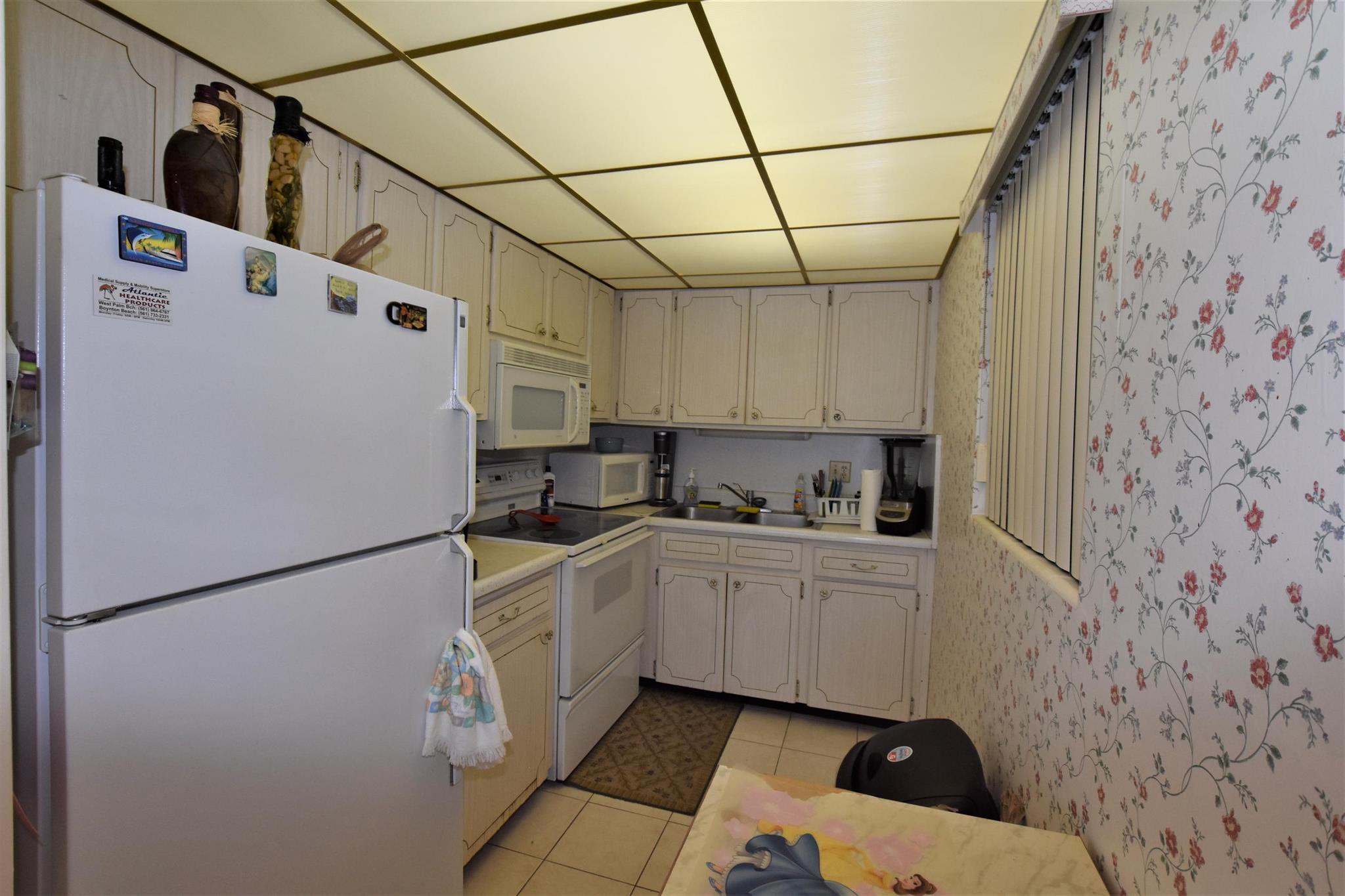 MURRY HILLS APT BLDG COND - Residential Lease