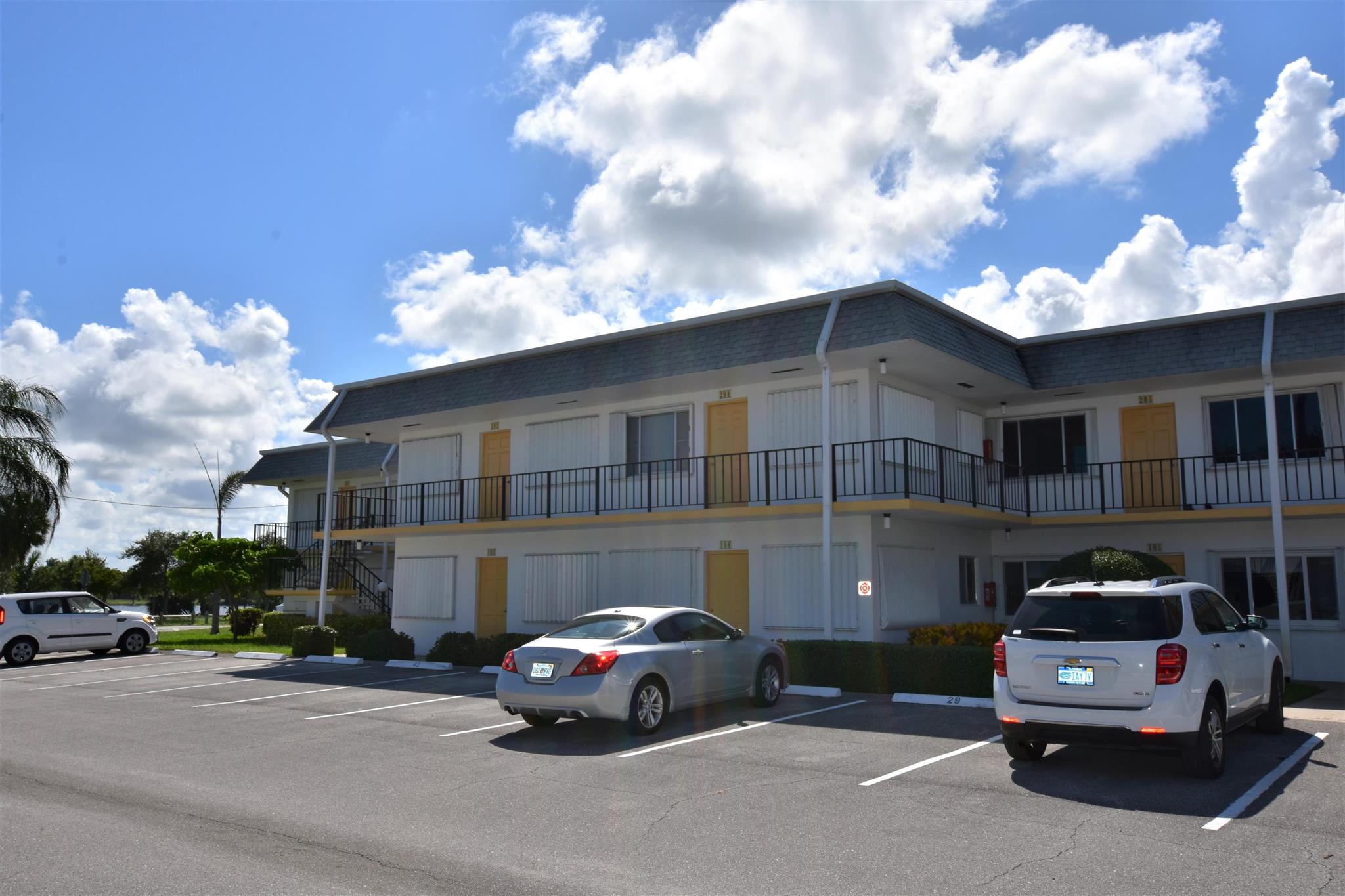MURRY HILLS APT BLDG COND - Residential Lease