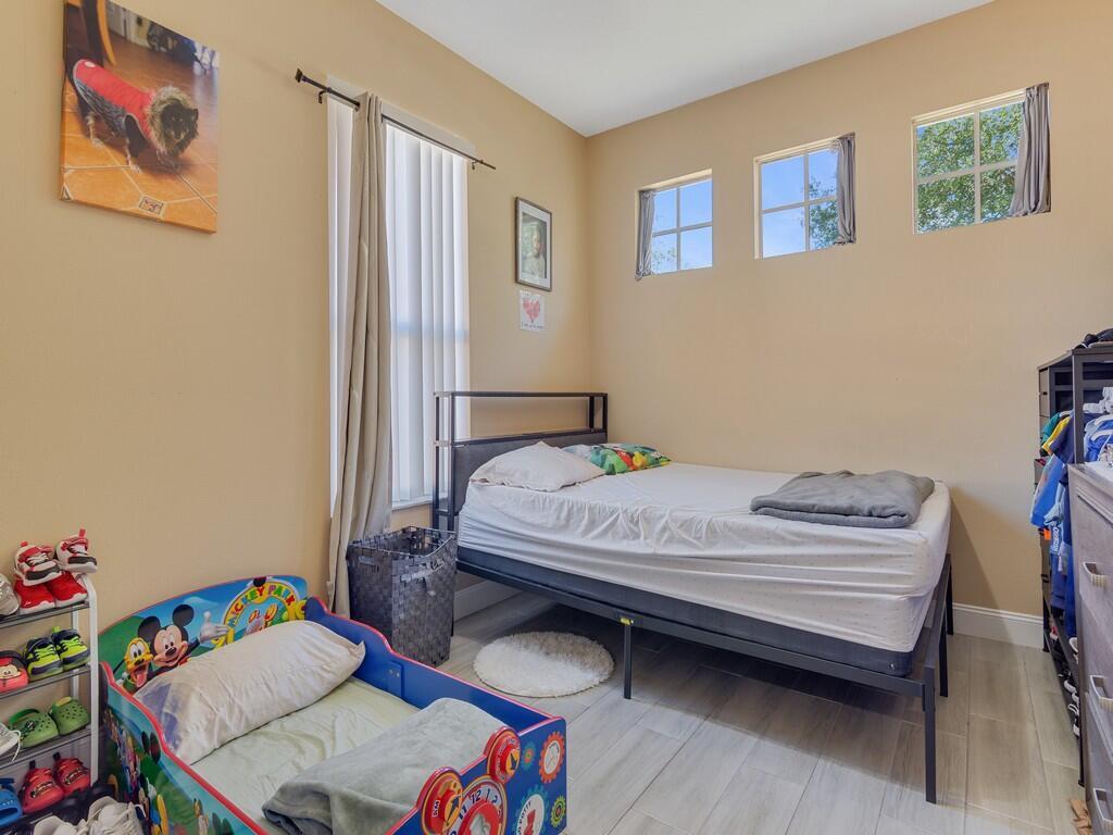 VERO LAKE ESTATES UNIT O - Residential