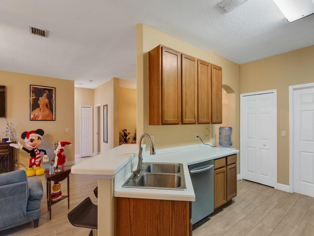 VERO LAKE ESTATES UNIT O - Residential