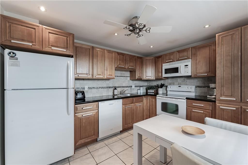 Photo of 3960 Oaks Clubhouse Dr Dr #504, Pompano Beach, FL 33069 (MLS # F10343051)