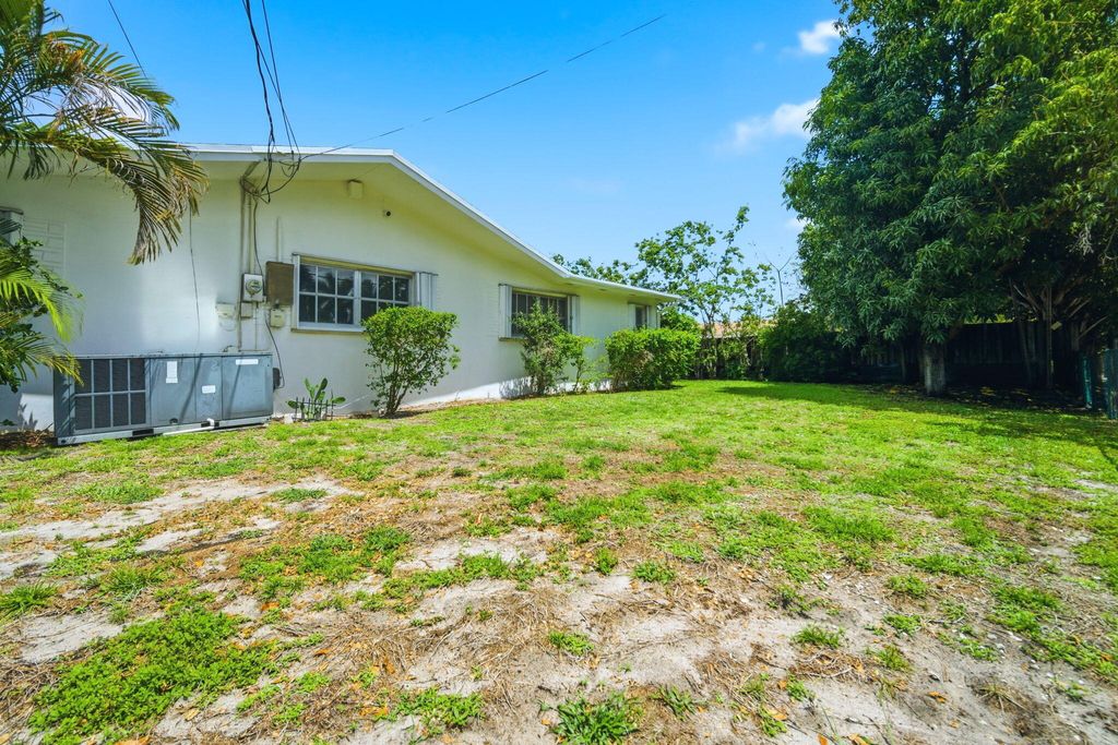 Photo of 321 E Chaminade Drive, Hollywood, FL 33021 (MLS # B26013782)