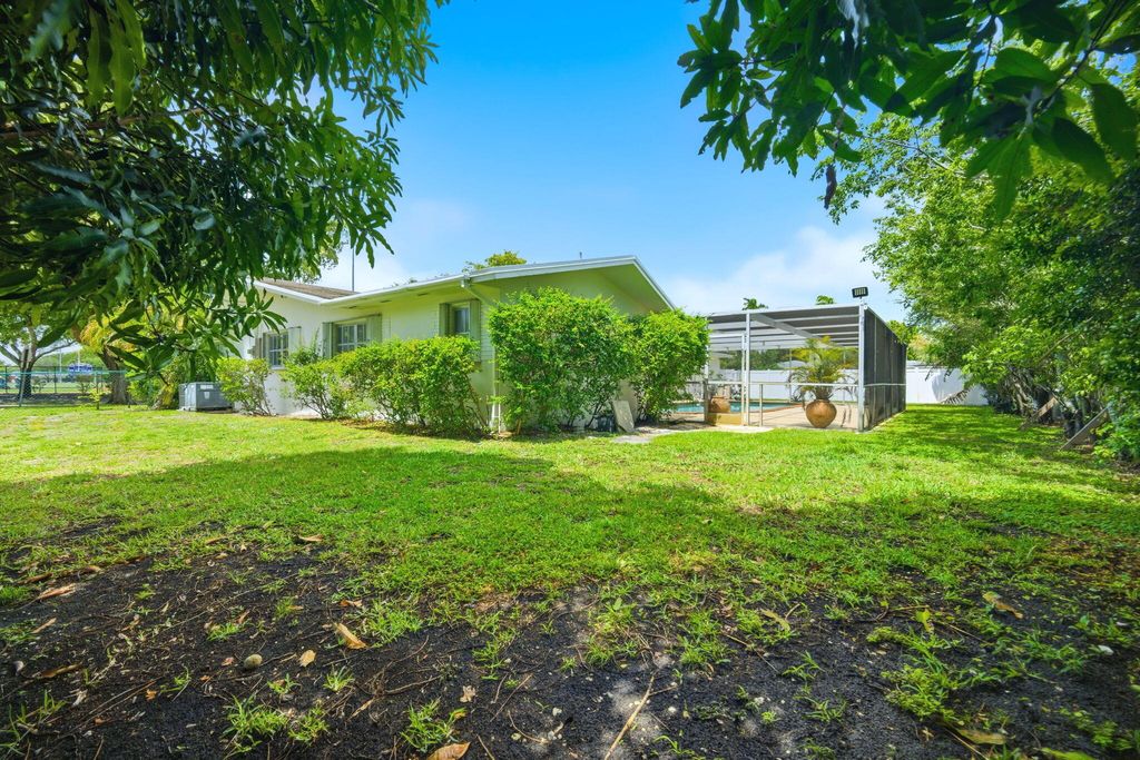 Photo of 321 E Chaminade Drive, Hollywood, FL 33021 (MLS # B26013782)