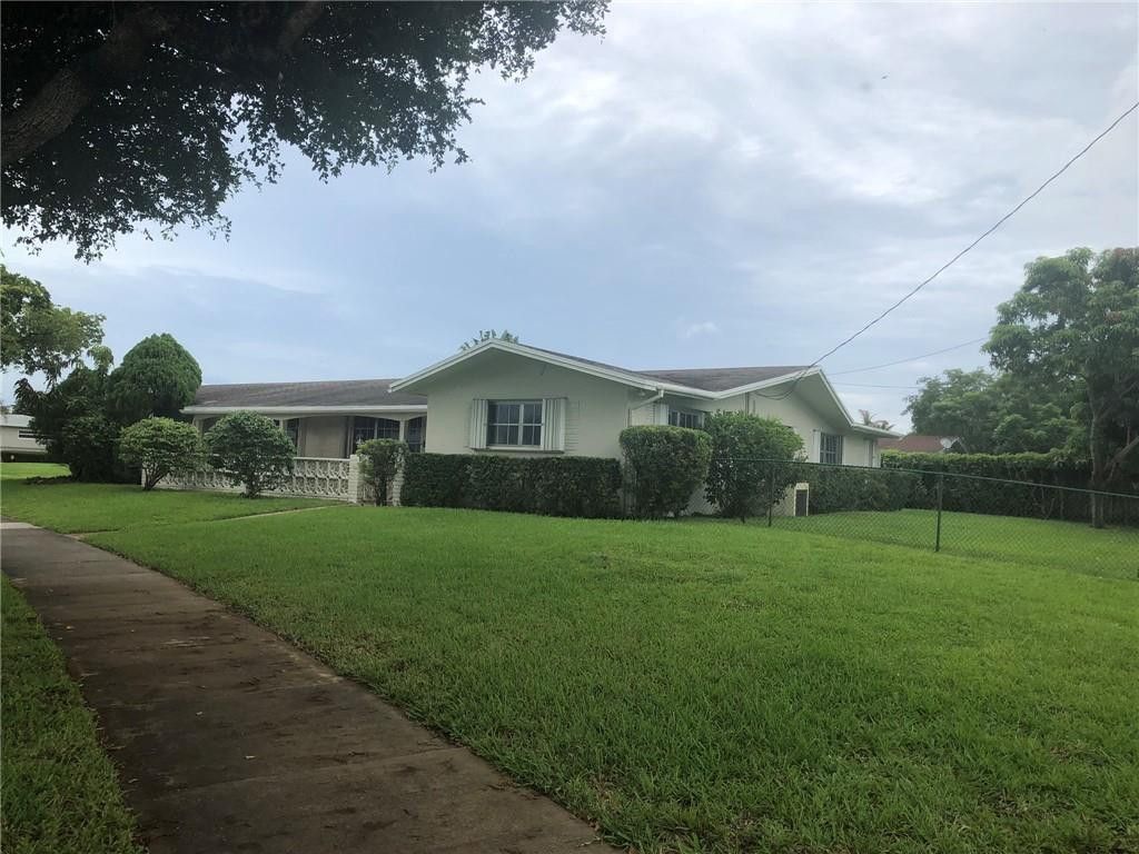 Photo of 321 E Chaminade Drive, Hollywood, FL 33021 (MLS # B26013782)