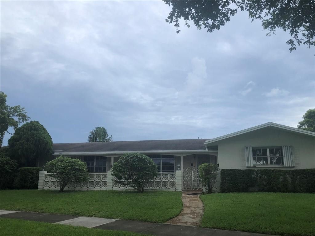 Photo of 321 E Chaminade Drive, Hollywood, FL 33021 (MLS # B26013782)
