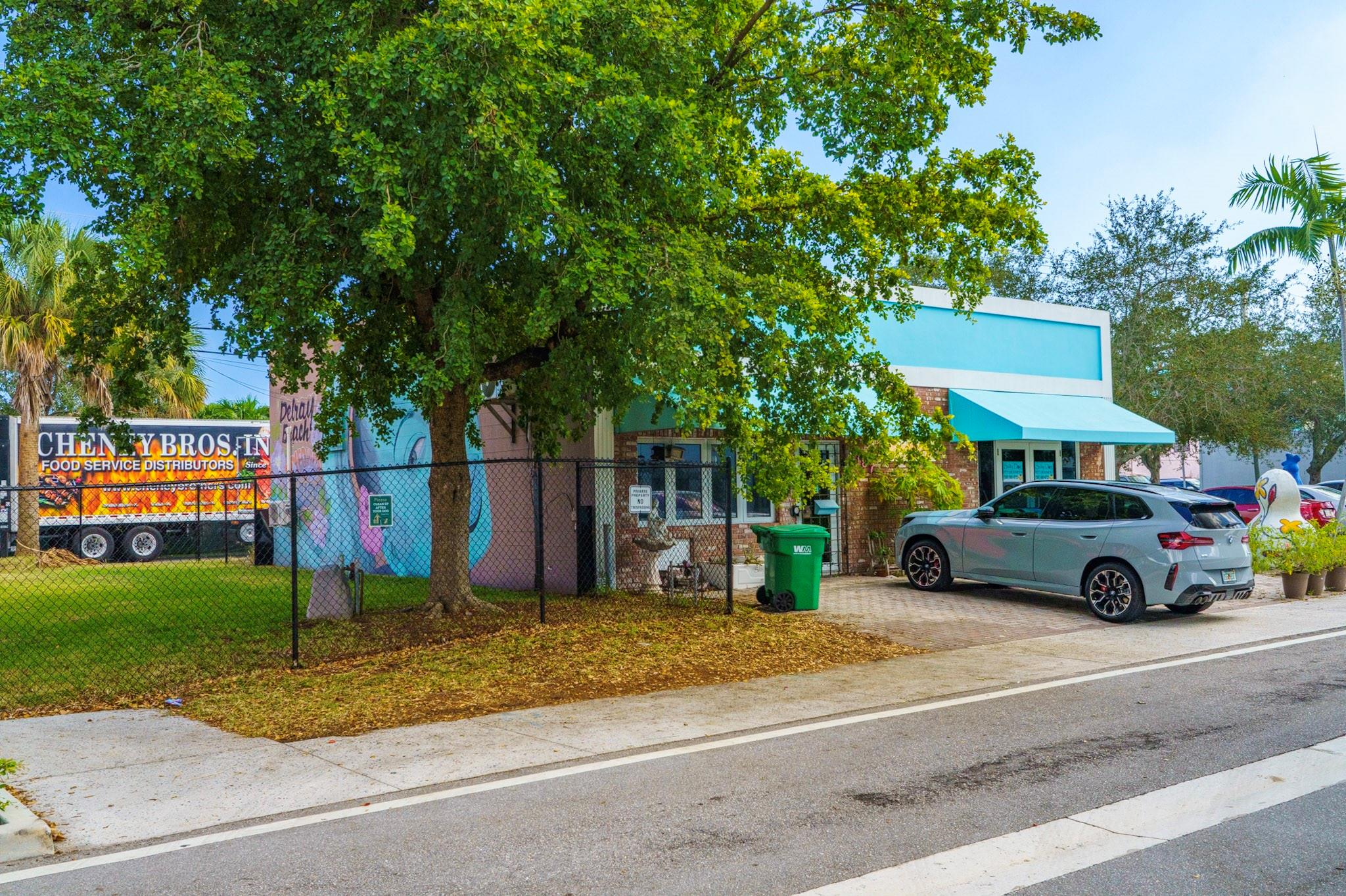 Main image without alt text