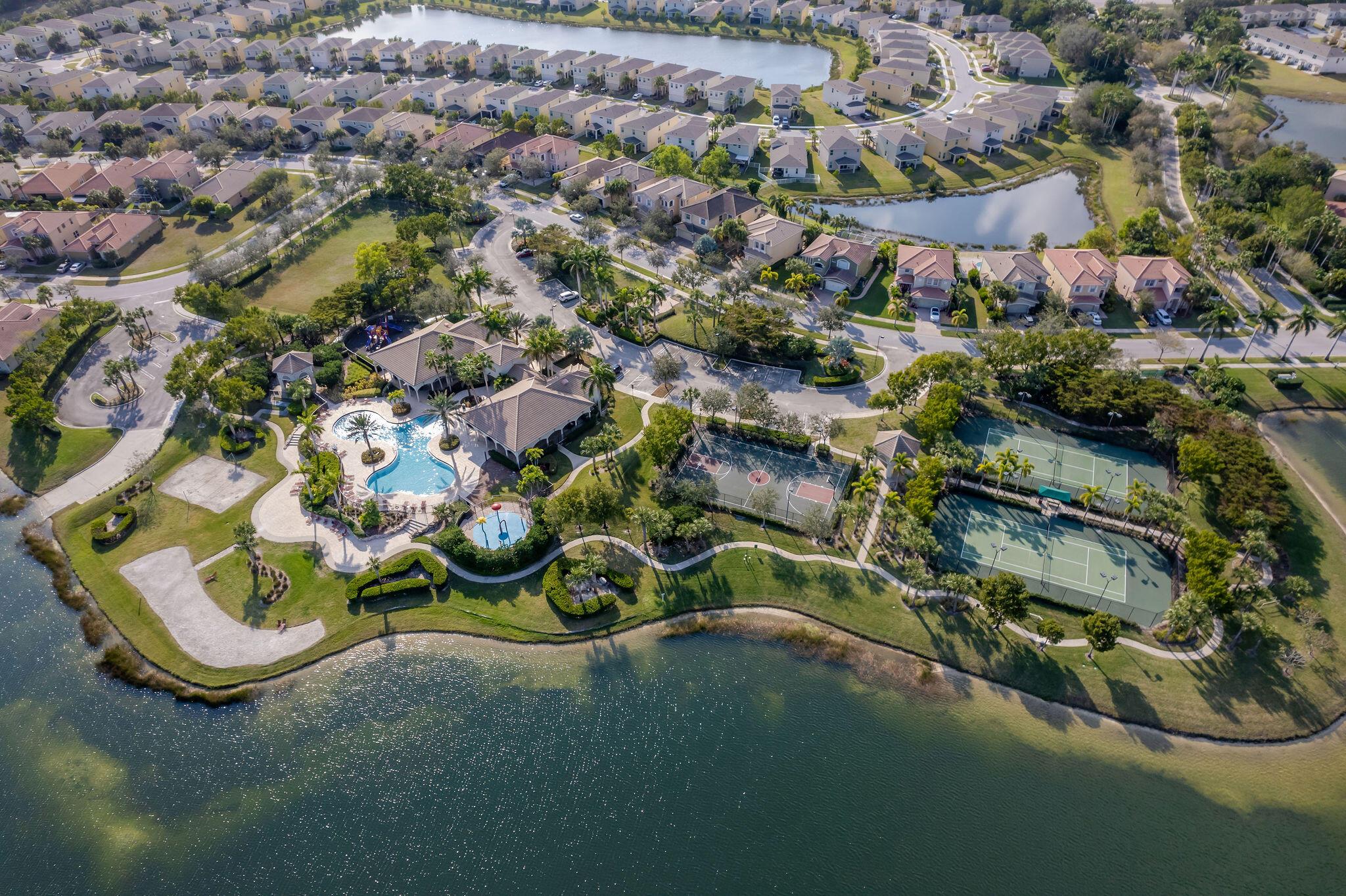 VIZCAYA FALLS - Residential