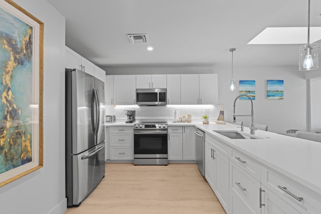 Photo of 1814 SE 7th Street, Pompano Beach, FL 33060 (MLS # B26076761)