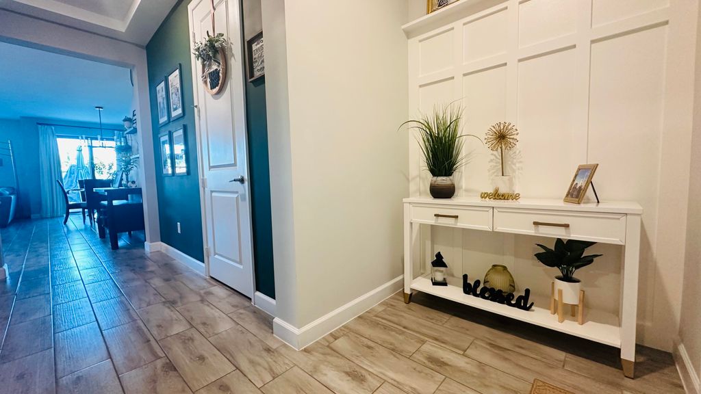 Photo of 1009 White Oak Ter, Palm Beach Gardens, FL 33410 (MLS # R10970270)