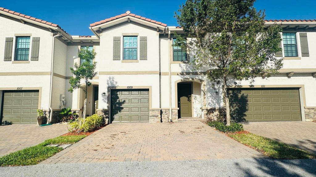 Photo of 1009 White Oak Ter, Palm Beach Gardens, FL 33410 (MLS # R10970270)