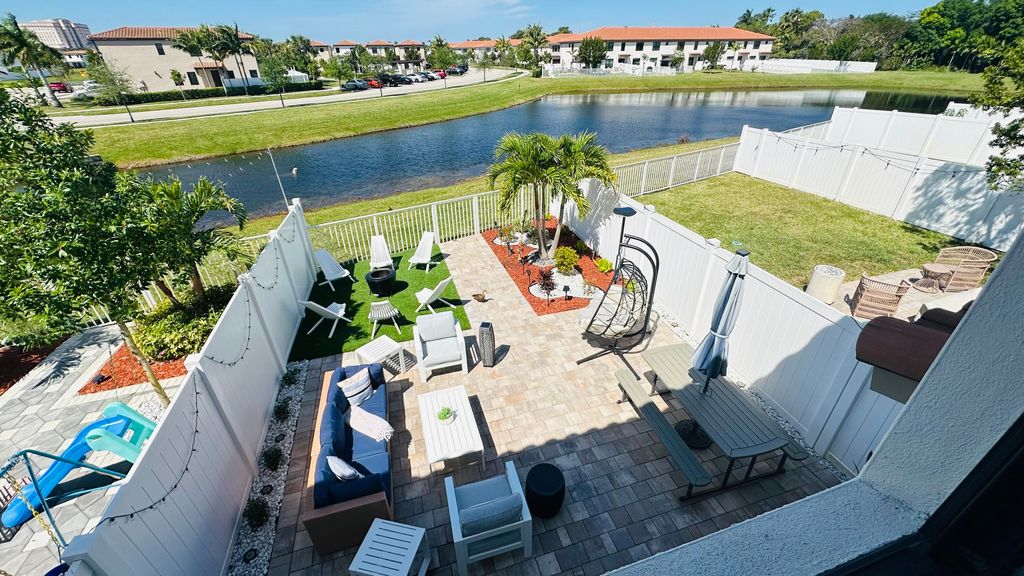 Photo of 1009 White Oak Ter, Palm Beach Gardens, FL 33410 (MLS # R10970270)