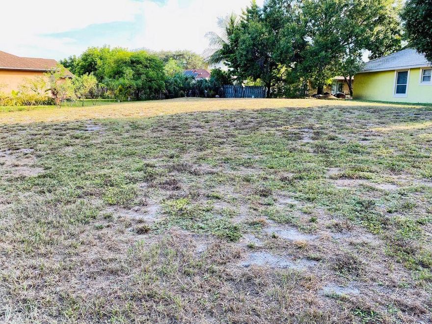 Want to be minutes away from the Ballpark of the Palm Beaches, Rapids Water Park, Palm Beach Outlet, Phil Foster Park and restaurants . a quiet community nestled in The Villages of Palm Beach Lakes.