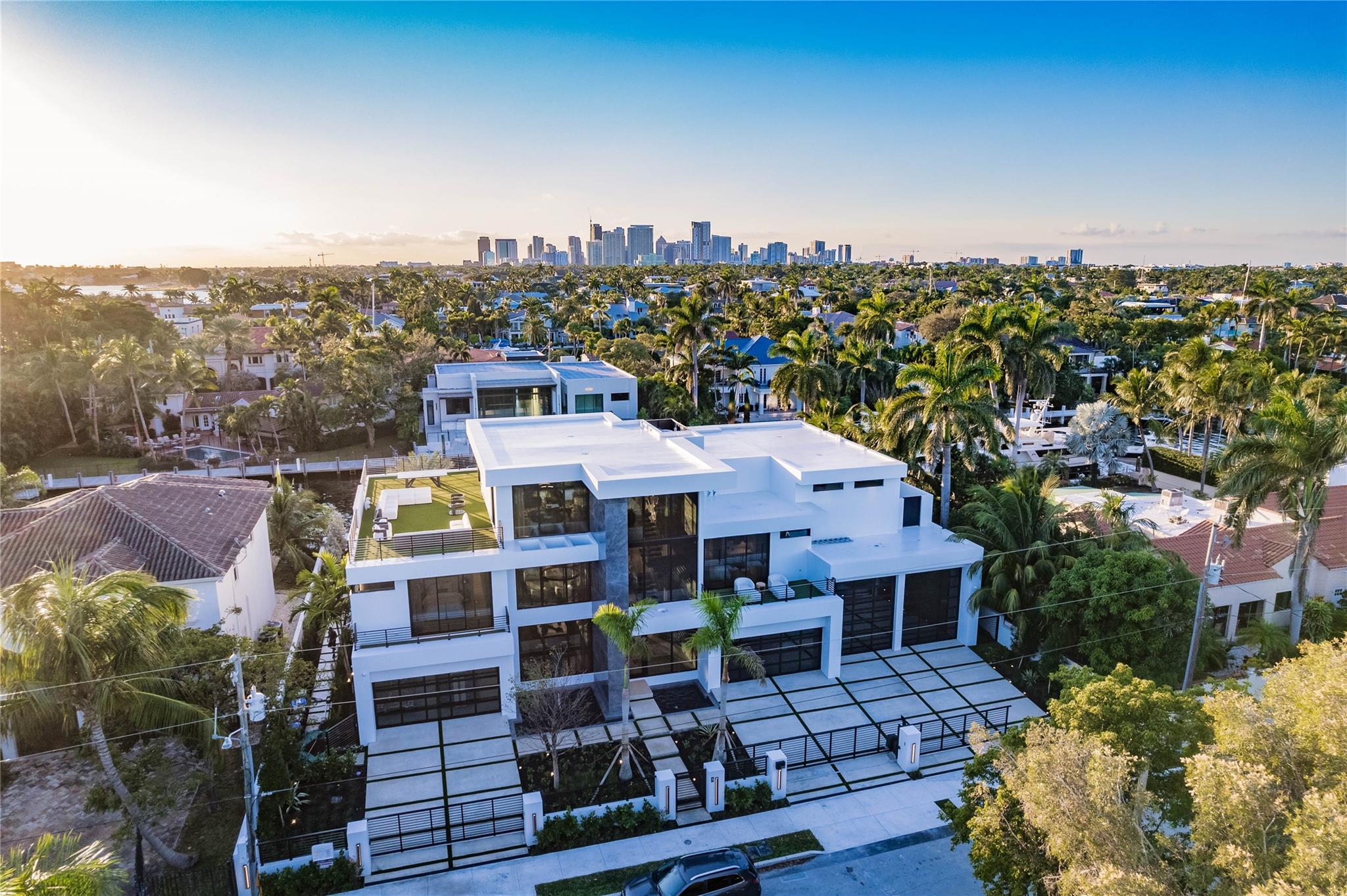 725 Poinciana Dr