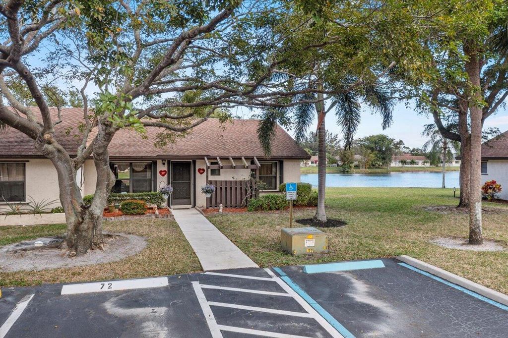 Photo of 72 Via De Casas Norte N, Boynton Beach, FL 33426 (MLS # R10960347)