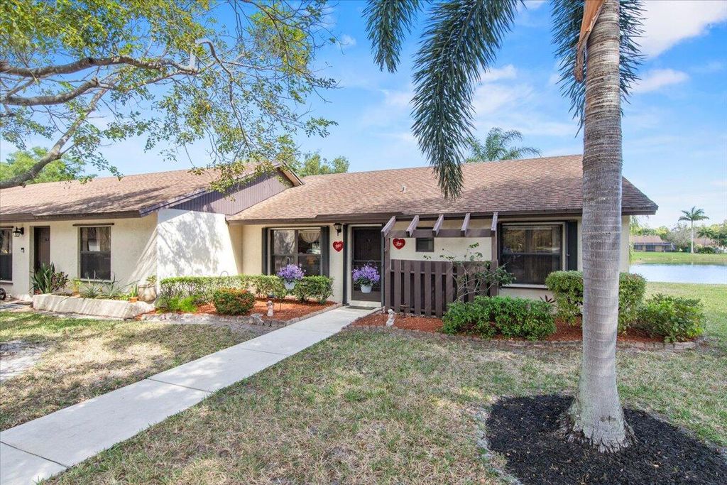Photo of 72 Via De Casas Norte N, Boynton Beach, FL 33426 (MLS # R10960347)
