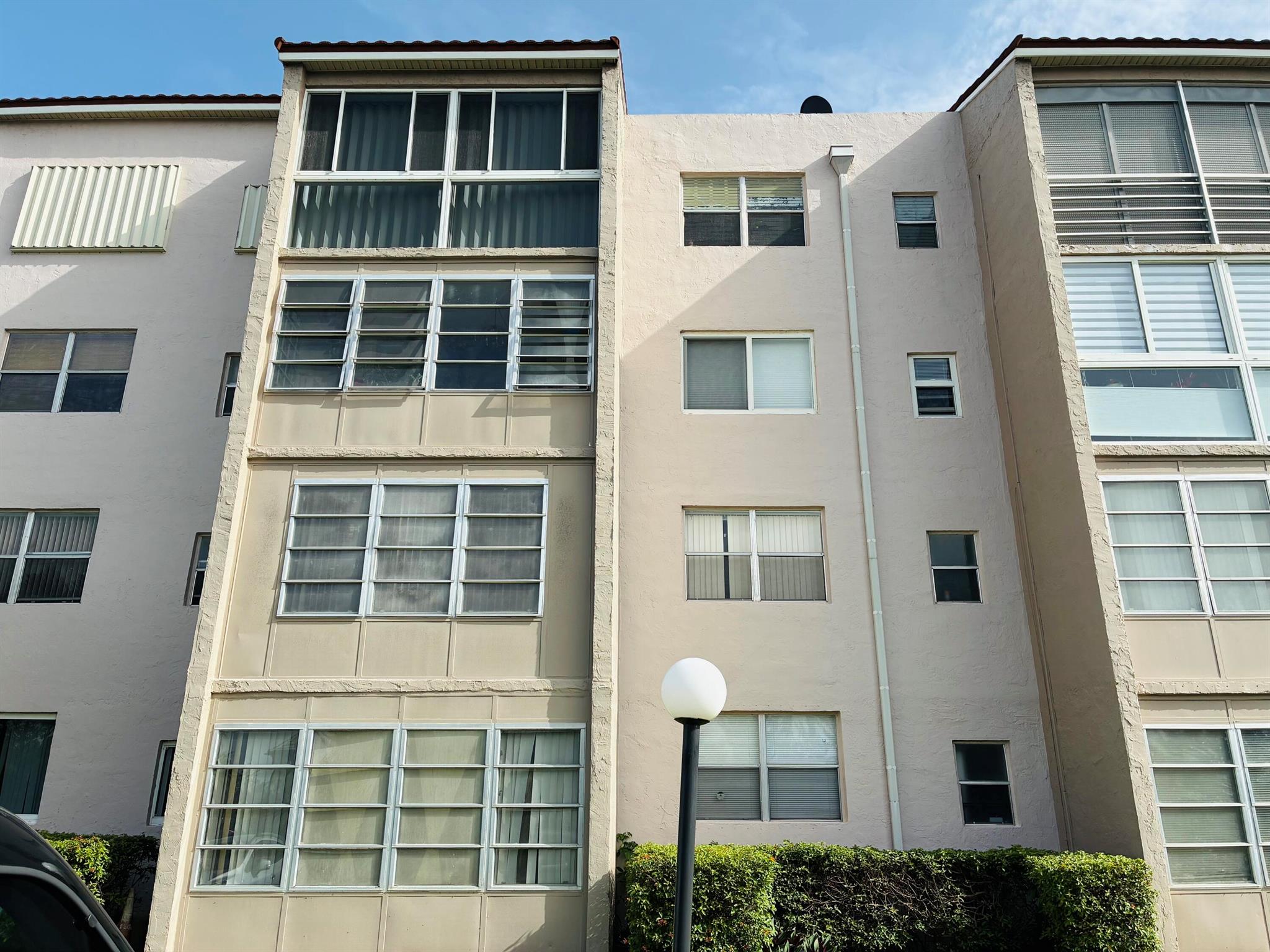 Gated community. Spacious 1 bedroom, 1 bath, 4th floor condo with elevator. Community pool, clubhouse, laundry room, guests parking space. Huge balcony, at least one person 55+.Association minimum credit score 700