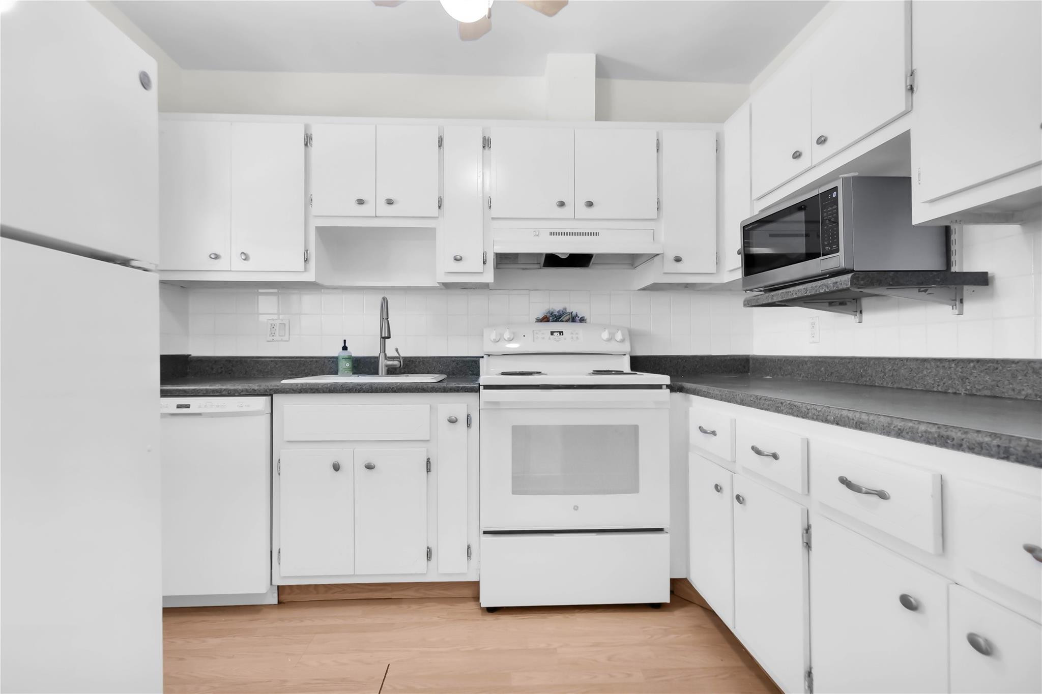 LIGHTHOUSE POINT GARDENS - Residential