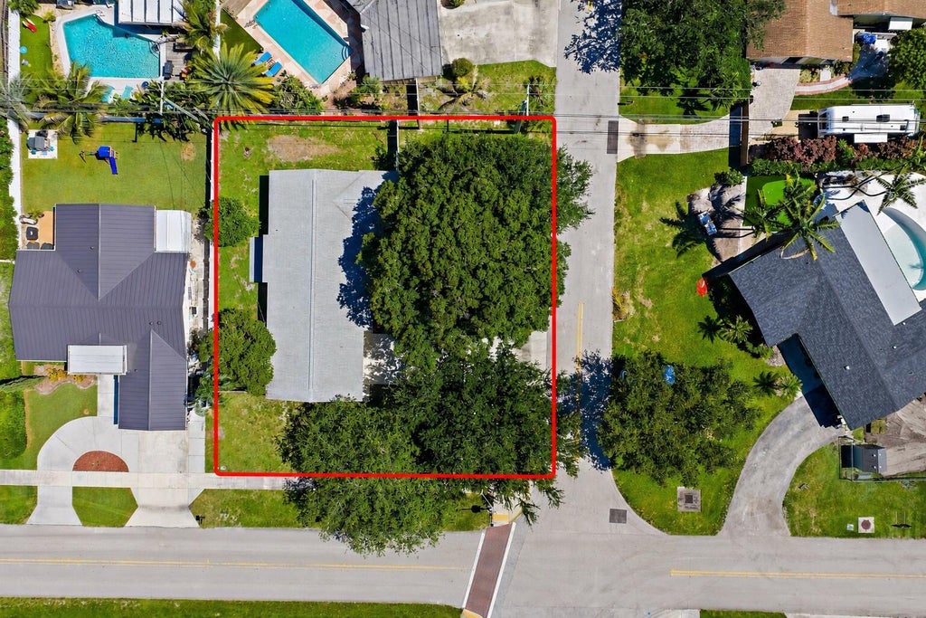 Photo of 678 Riverside Drive, Palm Beach Gardens, FL 33410 (MLS # B26038050)