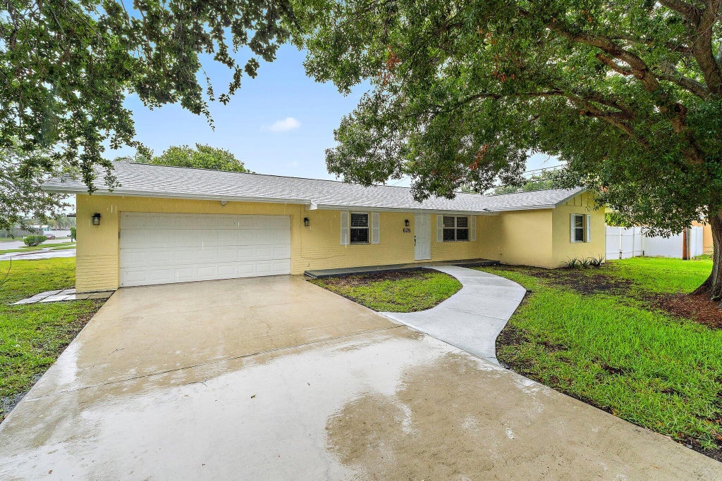 Photo of 678 Riverside Drive, Palm Beach Gardens, FL 33410 (MLS # B26038050)