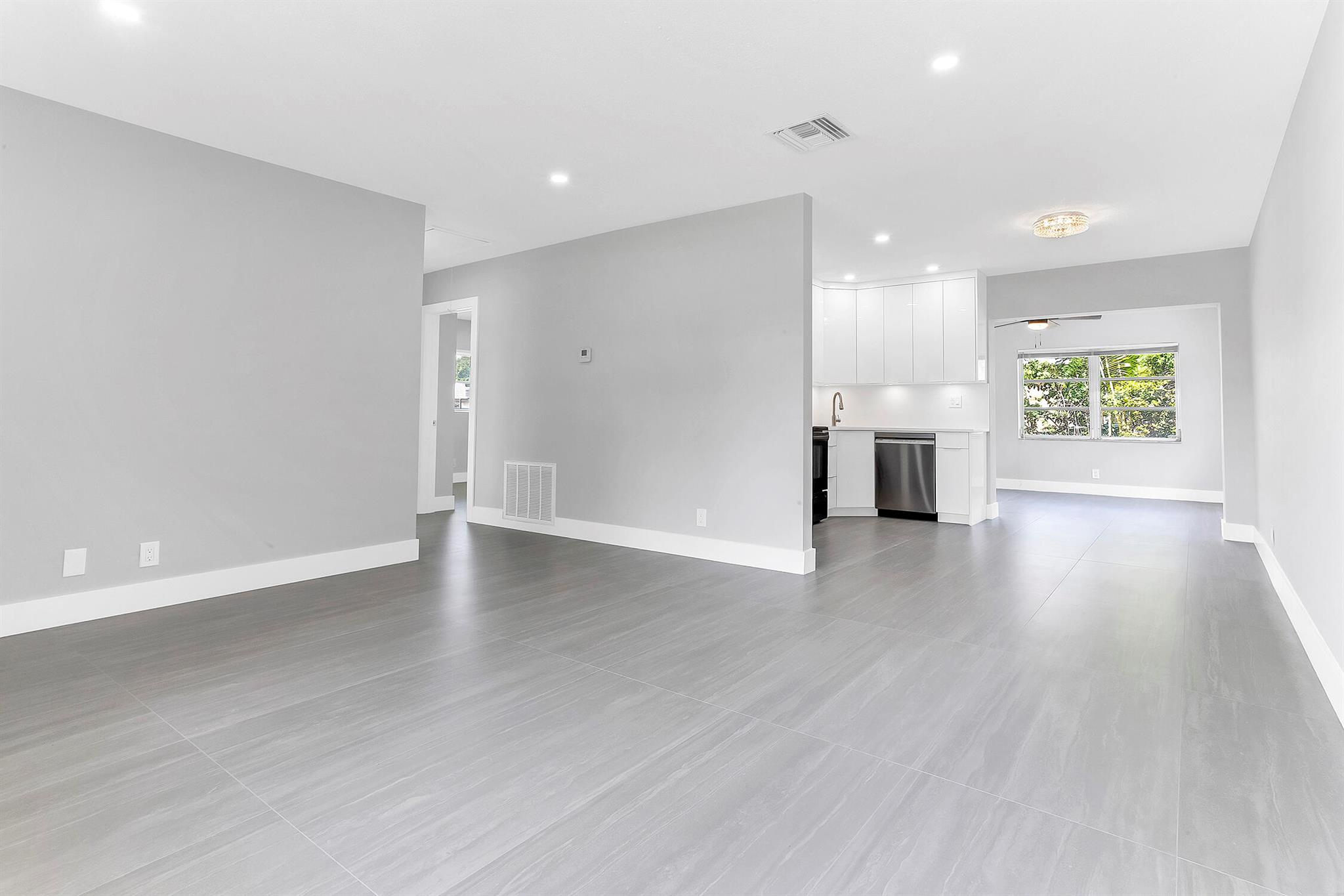 7609 NW 70 Avenue, Tamarac, FL, 33321/$350,000 4 7609 NW 70 Avenue
