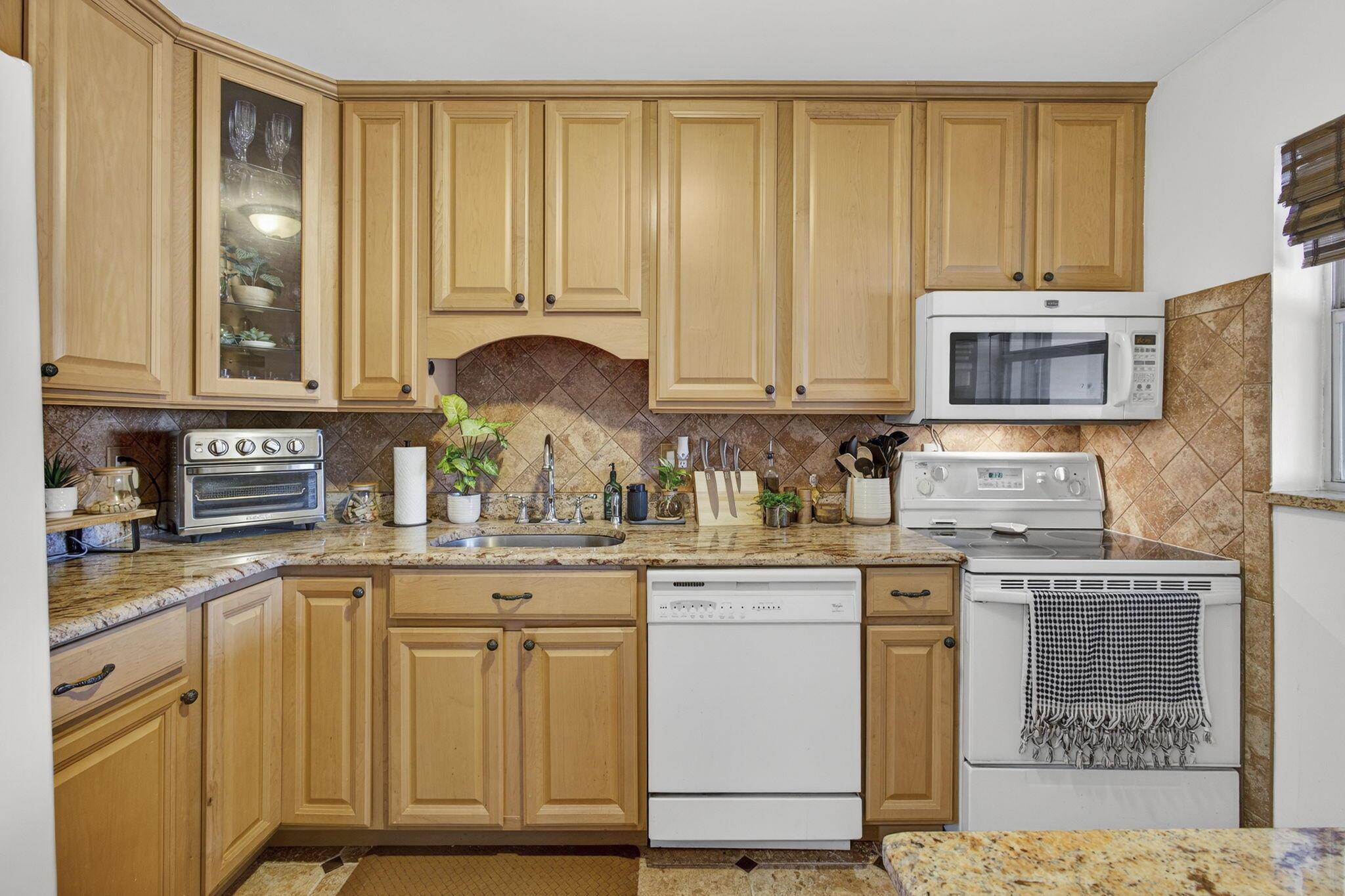 GOLDEN LAKES VILLAGE COND - Residential