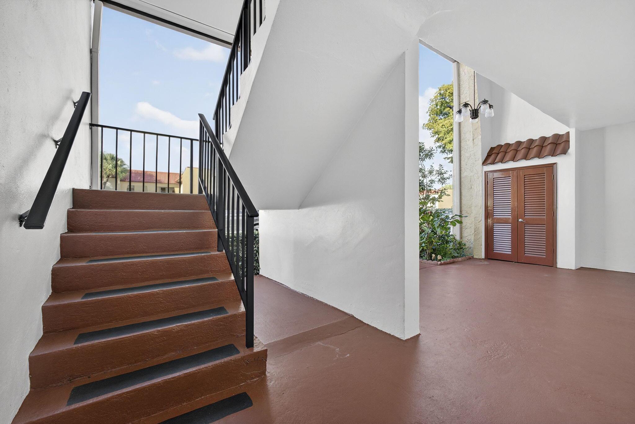 GOLDEN LAKES VILLAGE COND - Residential