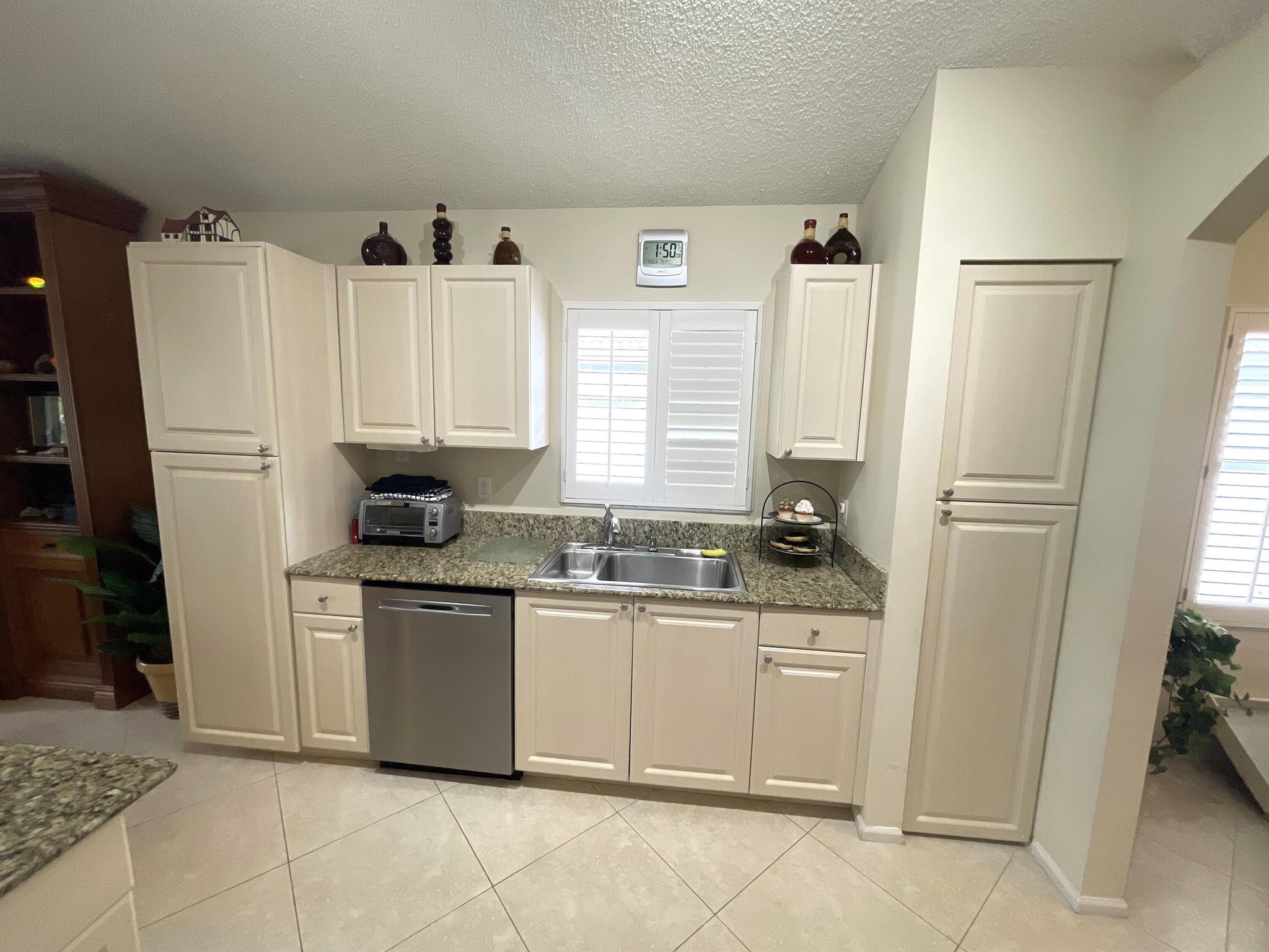 GROVE VILLAGE CONDO - Residential Lease