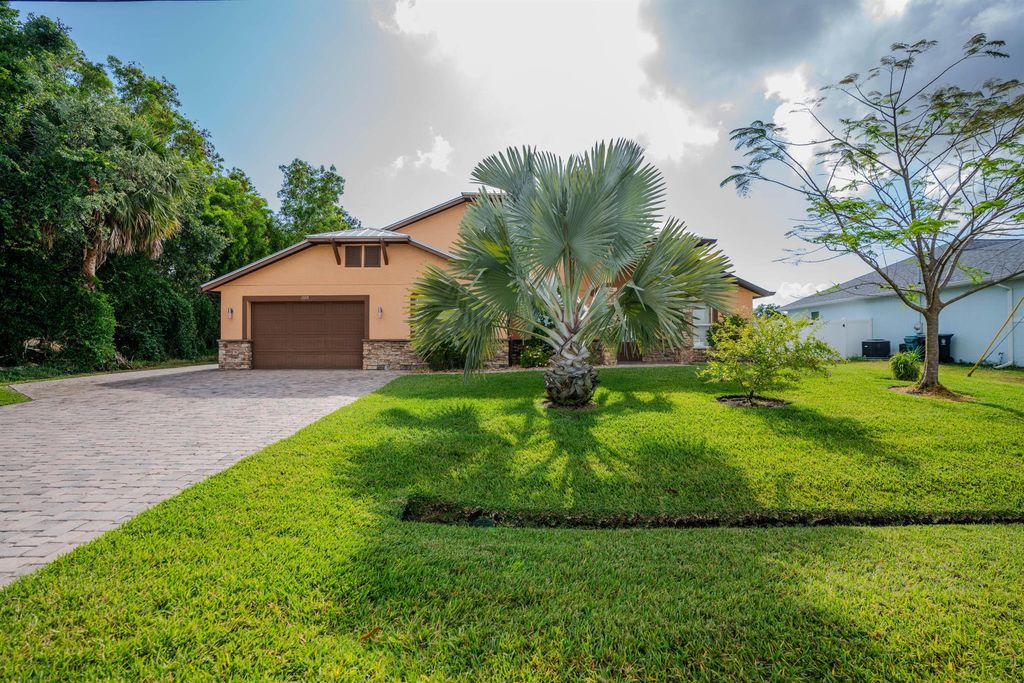 Photo of 2001 SE South Buttonwood Drive, Port Saint Lucie, FL 34952 (MLS # R10983942)