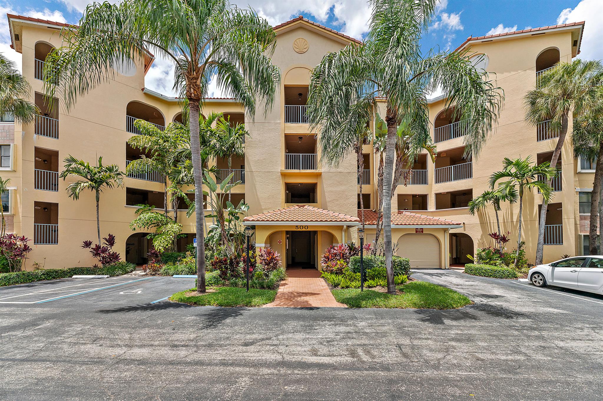 500 Uno Lago Drive 204