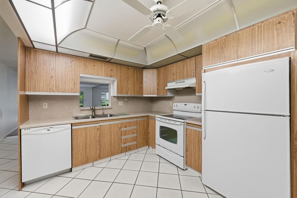 Photo of 3101 Portofino Point #F1, Coconut Creek, FL 33066 (MLS # B26003012)