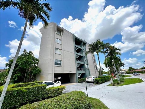 Condominium in West Palm Beach FL 505 Spencer Dr Dr.jpg