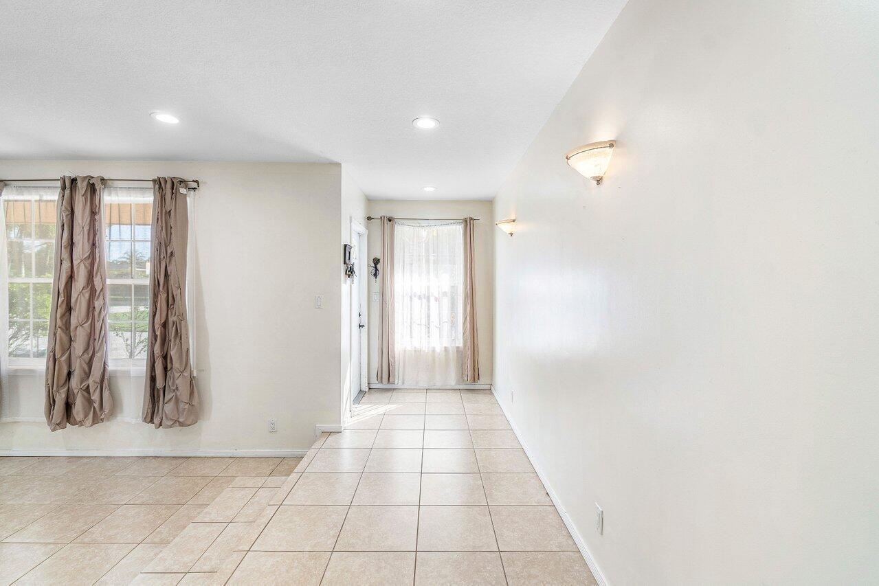 PALM BEACH FARMS CO 3 - Residential Lease