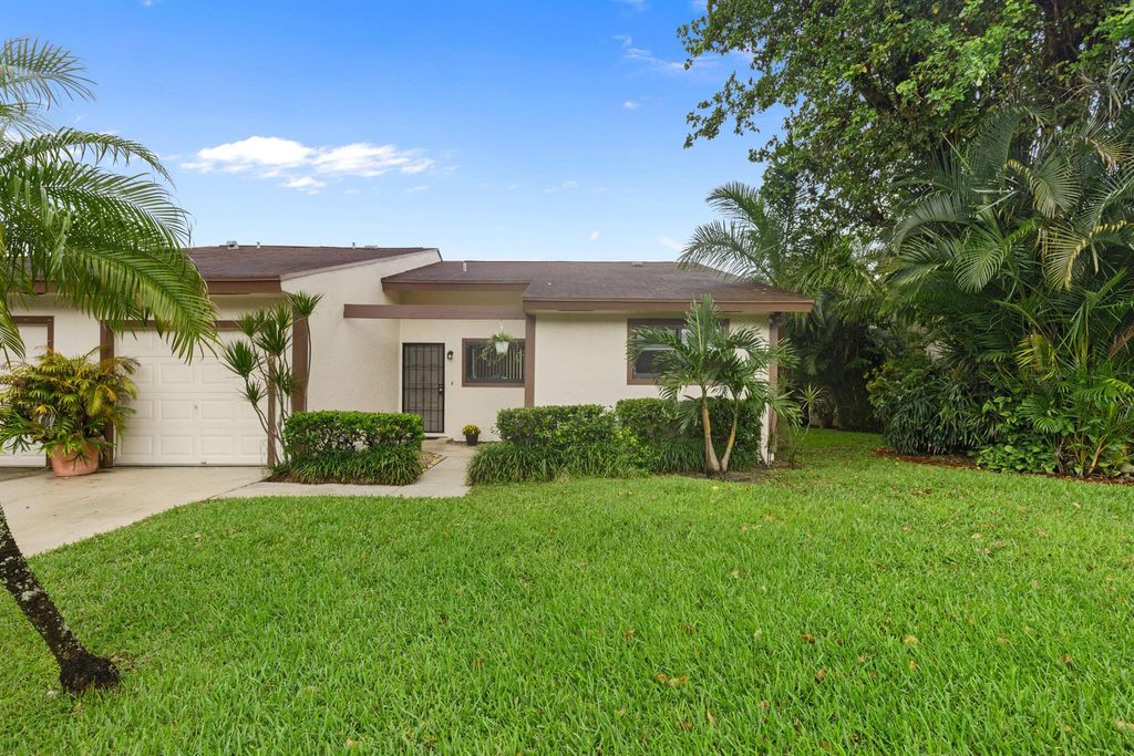 Photo of 5 Mayfair Lane, Boynton Beach, FL 33426 (MLS # R10923349)