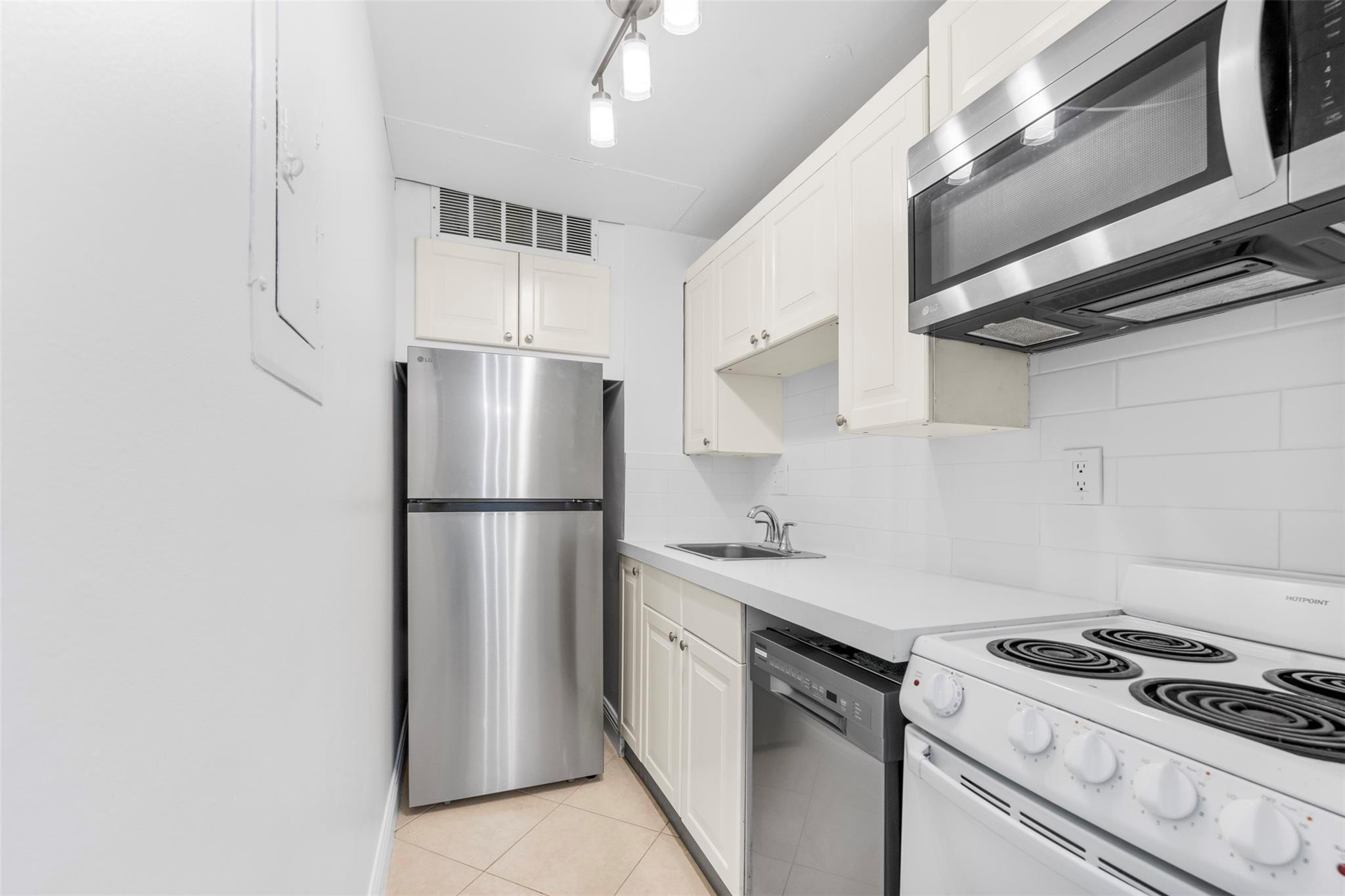 815 Middle River Drive 115