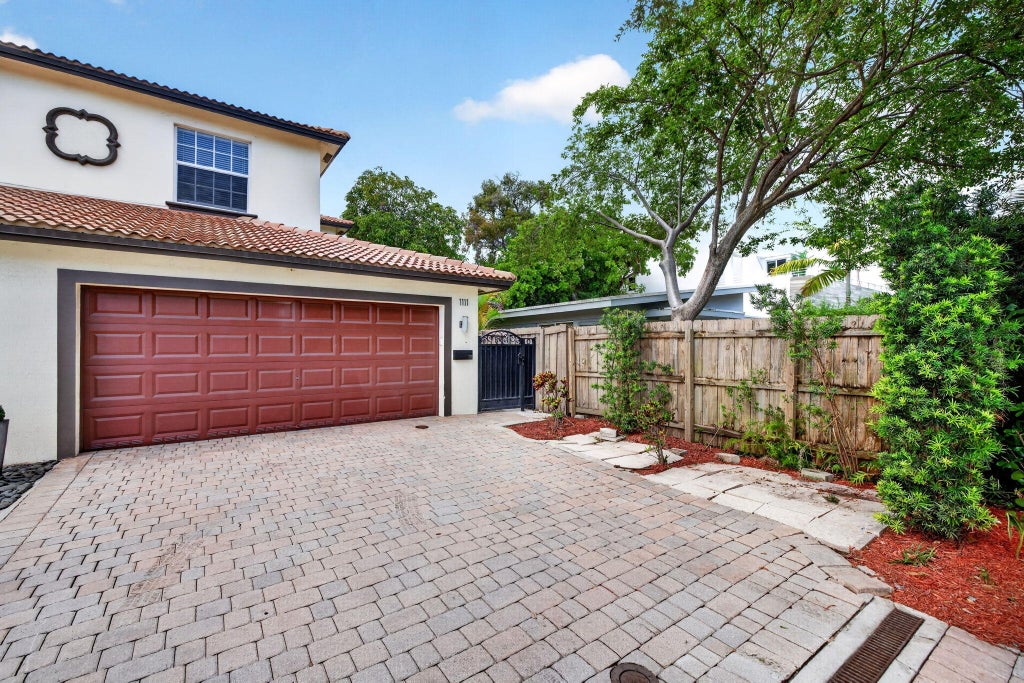 Photo of 1111 NE 16TH Avenue, Fort Lauderdale, FL 33304 (MLS # B26081608)