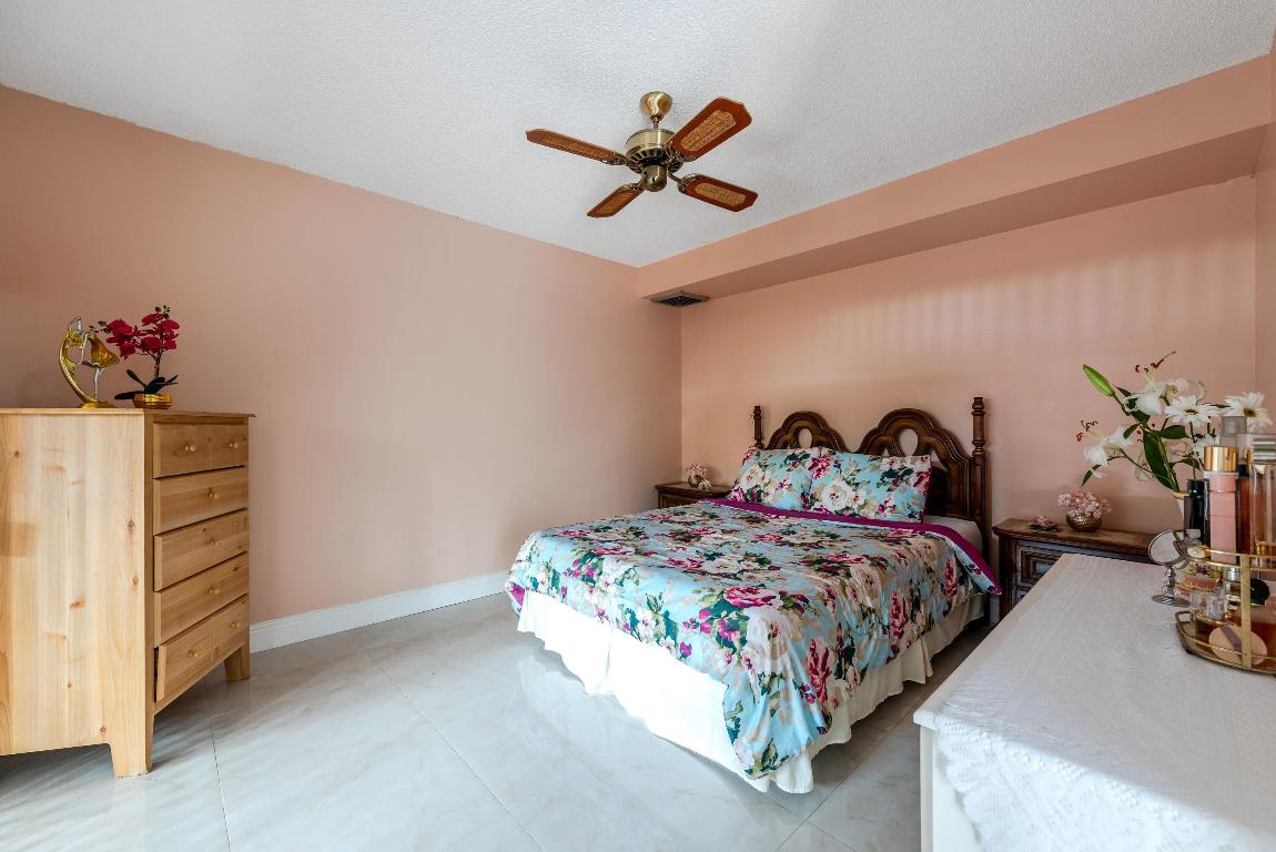 SHERWOOD LAKES - Residential