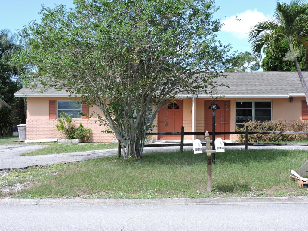 Photo of 9046 SE Parkway Drive, Hobe Sound, FL 33455 (MLS # B26058992)