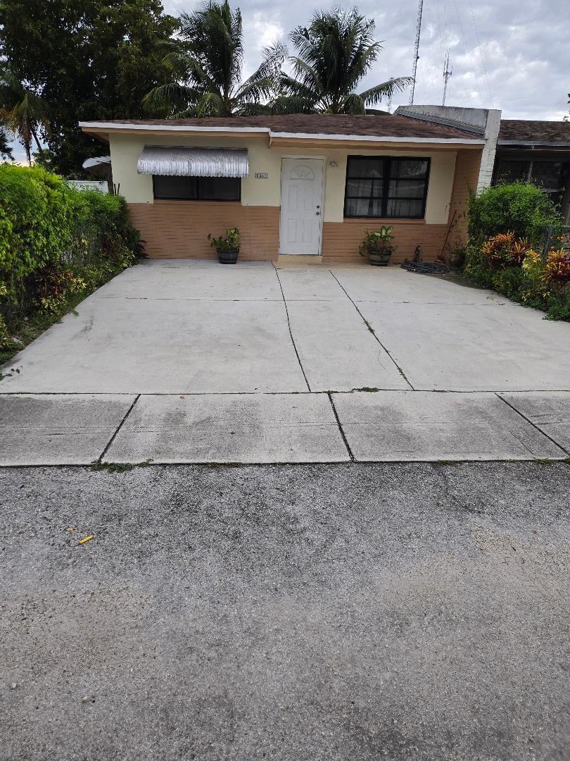 Beautiful House for rent in the heart of WEST PARK FLORIDA. Features 2 bedrooms, 1 bathroom, plus a BONUS room.A spacious living-dining area and family room. Bright spaces, big yard with lots of coconut trees. central air conditioning, and private parking. Located in a prime area, close to shops, schools, and major highways. Move-in ready to enjoy comfort and style!