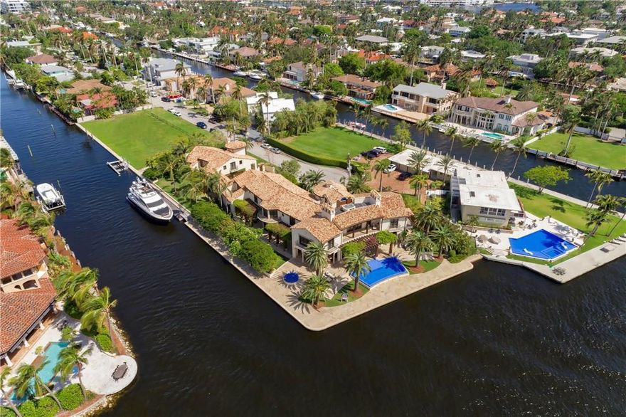 Exquisitely appointed point lot estate w/ adjoining lot (541 Lido) boasting 625' of deep water frontage w/floating & fixed concrete docks, sure to please the most discerning yachtsman. The architectural design by Robert A.M. Stern & interiors by Perlmutter Freiwald have created this preeminent Mediterranean masterpiece. Over 14,000 sq.ft. under air including guest house/captain's quarters. Features include elevator, fitness room, theater, 5 fireplaces, 6 car garage, Crestron smart home/security systems.