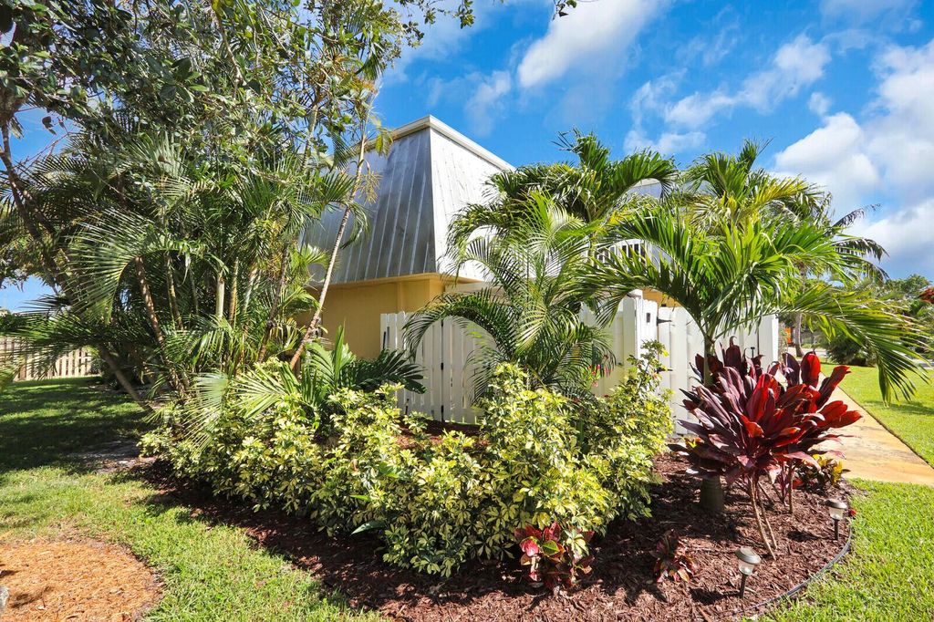 Photo of 141 E Riverside Drive #8b, Jupiter, FL 33469 (MLS # R11100911)