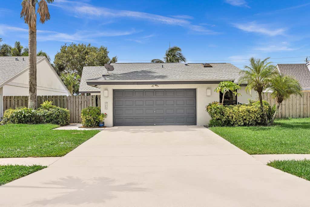 Photo of 23 BAYTREE Circle, Boynton Beach, FL 33436 (MLS # B26062875)