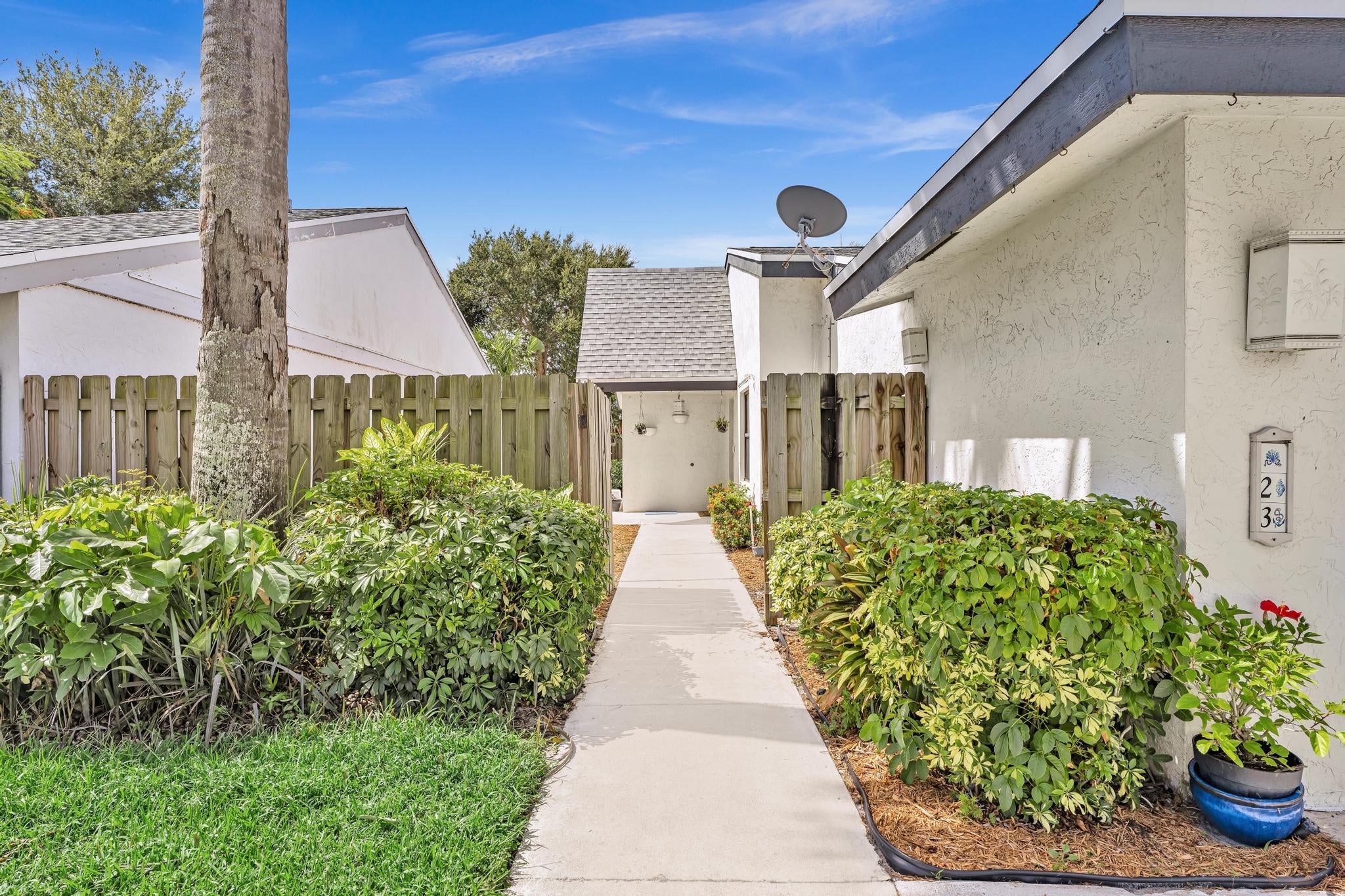 23 BAYTREE Circle