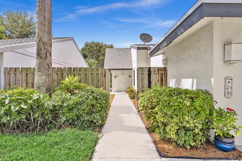 Photo of 23 BAYTREE Circle, Boynton Beach, FL 33436 (MLS # B26062875)