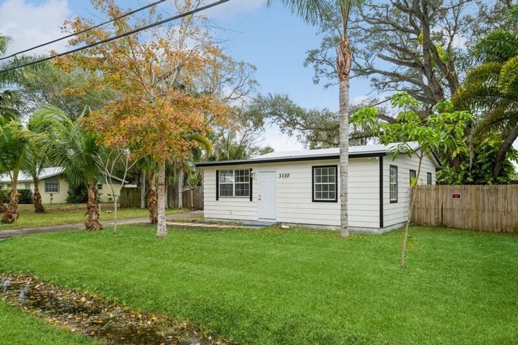 Photo of 3110 S 21st Street, Fort Pierce, FL 34982 (MLS # R10944611)