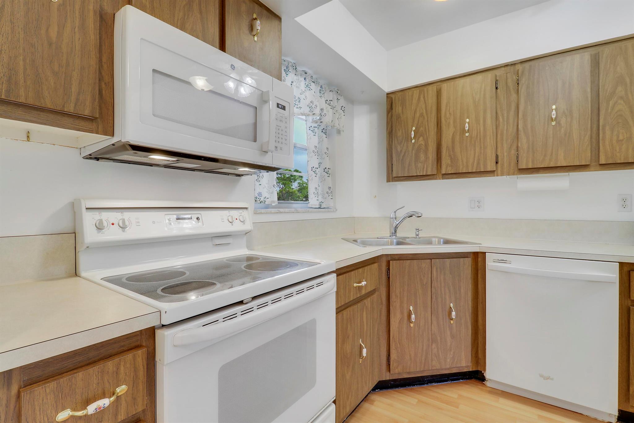 THE LITTLE CLUB CONDO - Residential