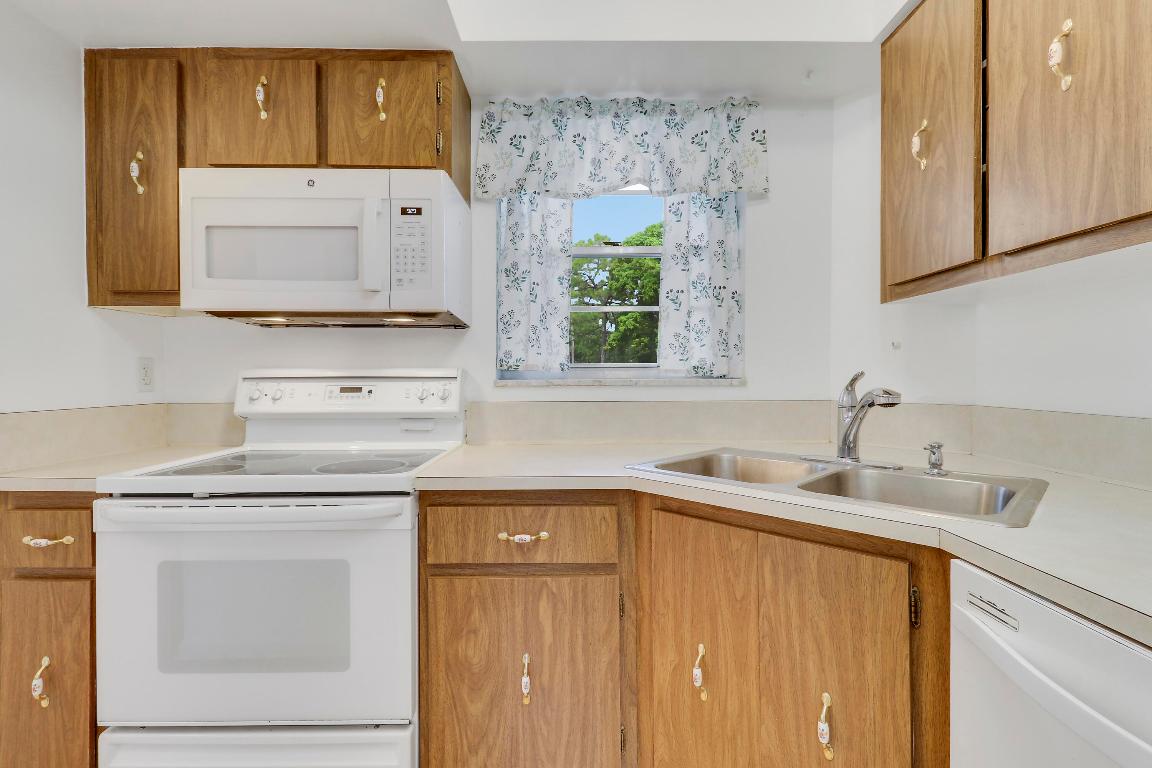 THE LITTLE CLUB CONDO - Residential