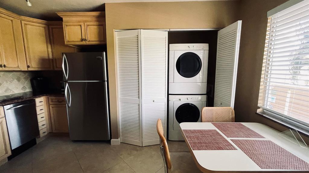 HUNTINGTON LAKES SEC TWO CONDOS - Residential Lease